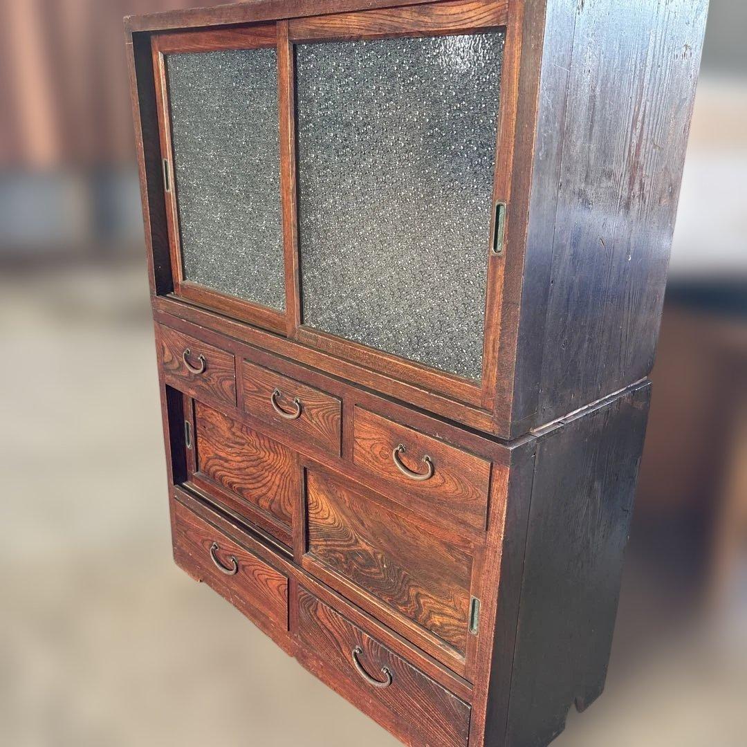 伝統的な日本の木製箪笥　昭和ガラス