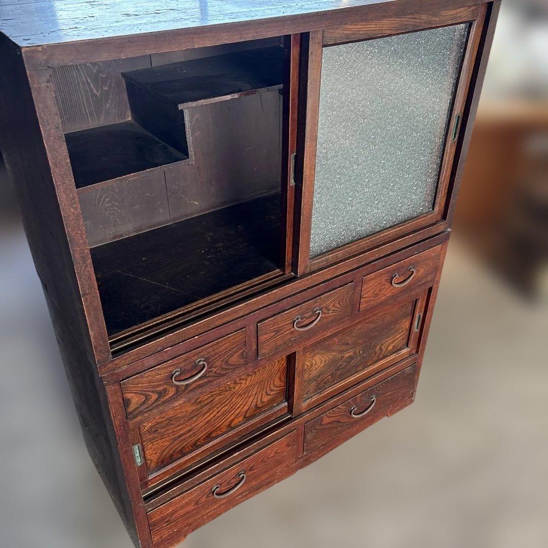 伝統的な日本の木製箪笥　昭和ガラス