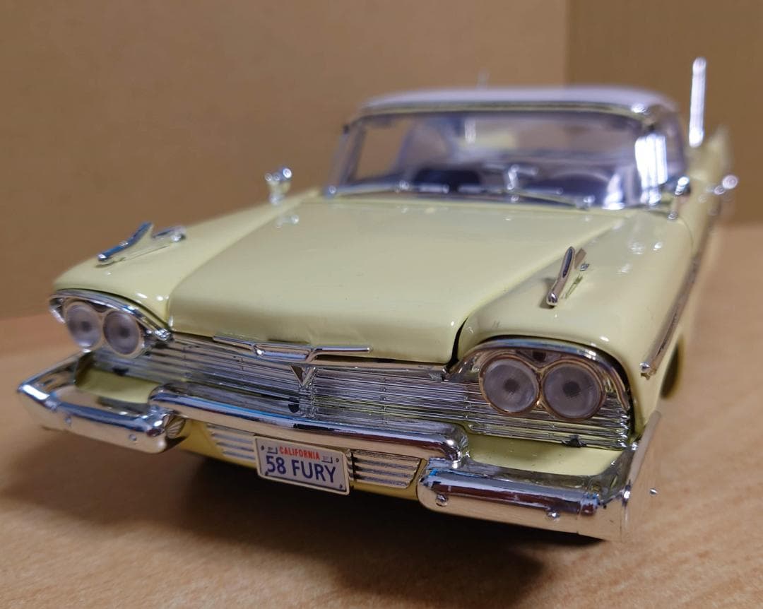 1/18 プリムスフューリー 1958 ライトイエロー ダイキャスト製ミニカー