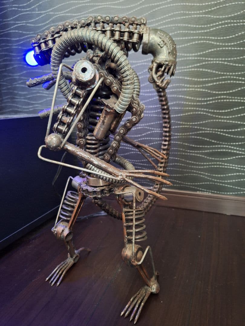 メタル 廃材アート エイリアン LED 上半身可動　高さ46cm