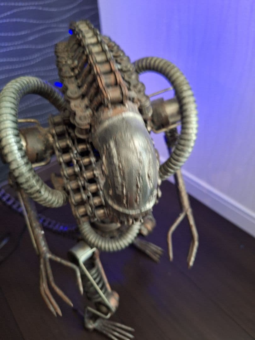 メタル 廃材アート エイリアン LED 上半身可動　高さ46cm