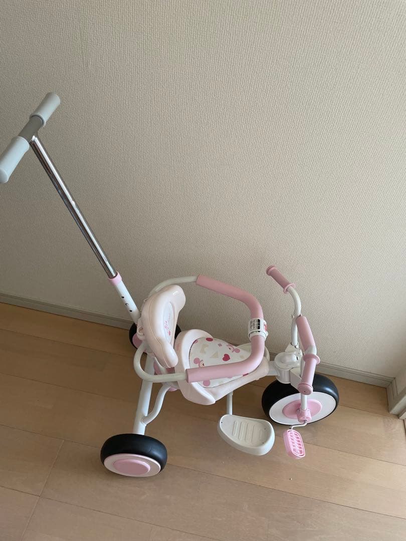 ピンクの三輪車 後ろハンドル付き