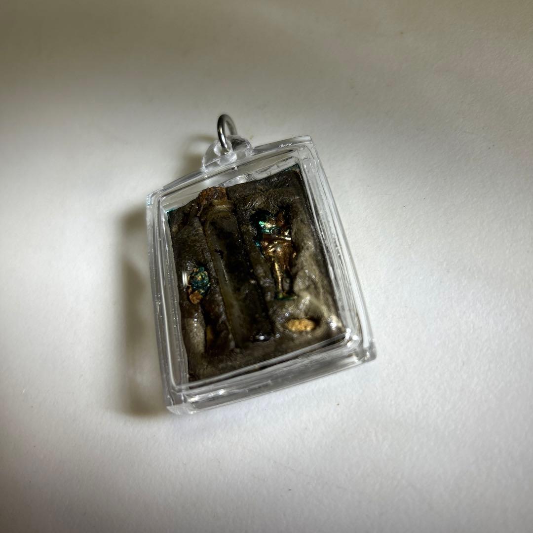 タイ　お守り　プラクルアン