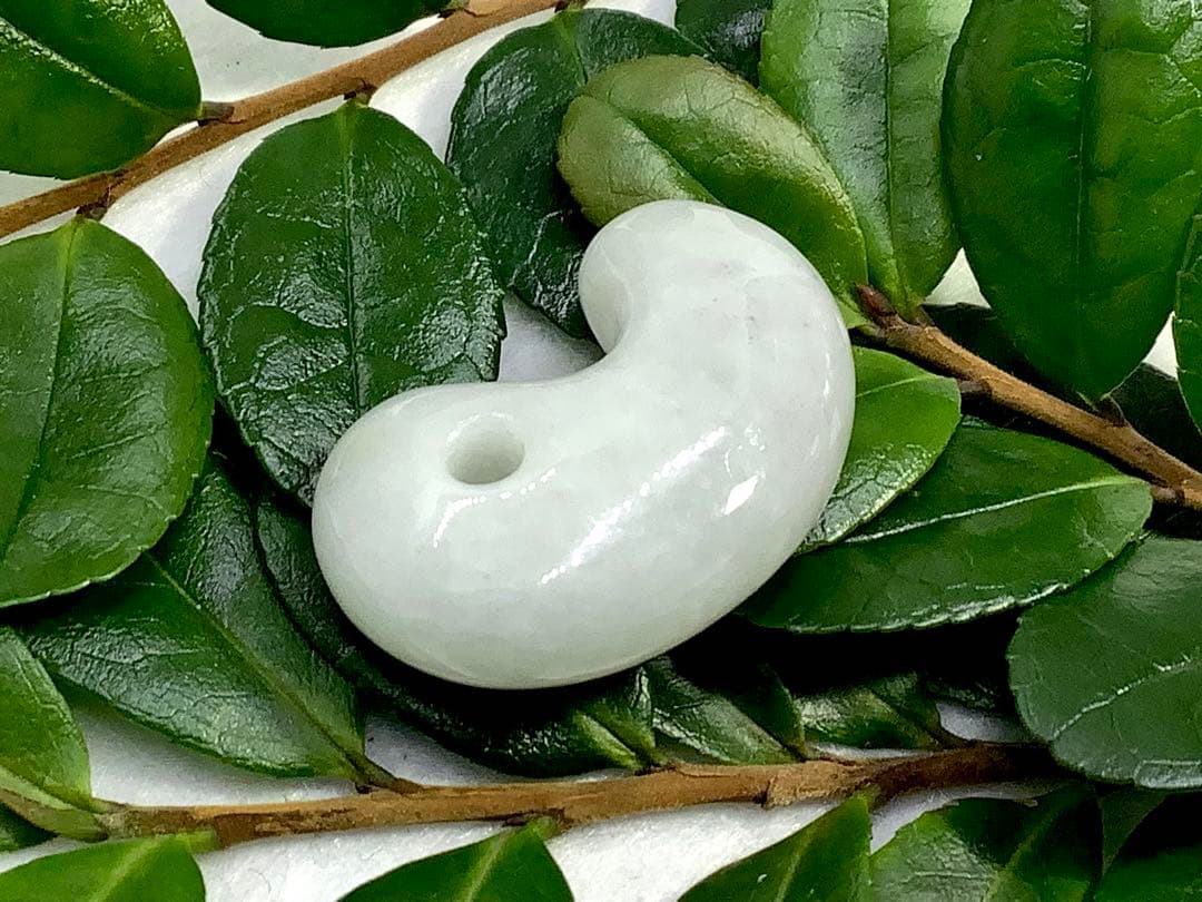 ⭕️お値段ご遠慮無く‼️　糸魚川翡翠勾玉の白翡翠お探しの方　卸しお値段にて　お早目に