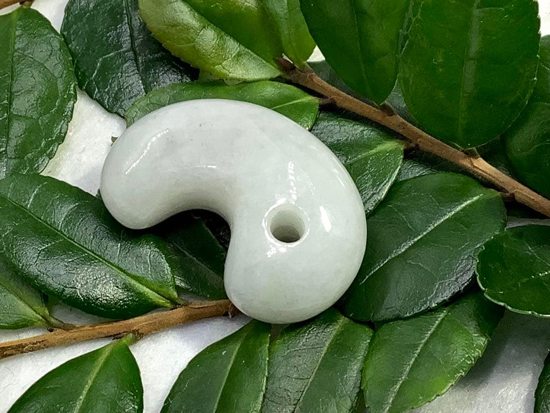 ⭕️お値段ご遠慮無く‼️　糸魚川翡翠勾玉の白翡翠お探しの方　卸しお値段にて　お早目に