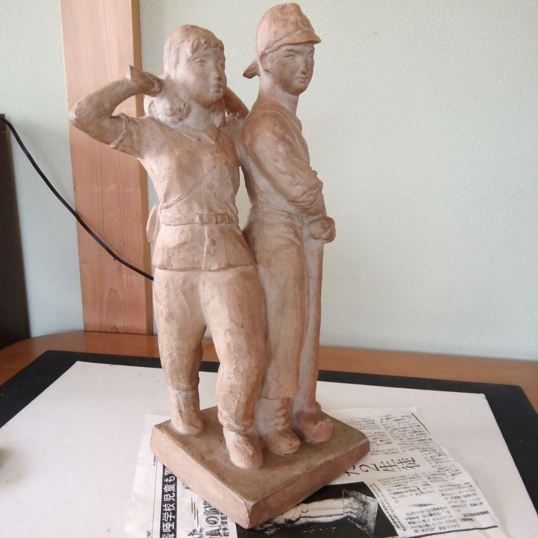 空襲に散った2生徒の像(安らぎの像)。