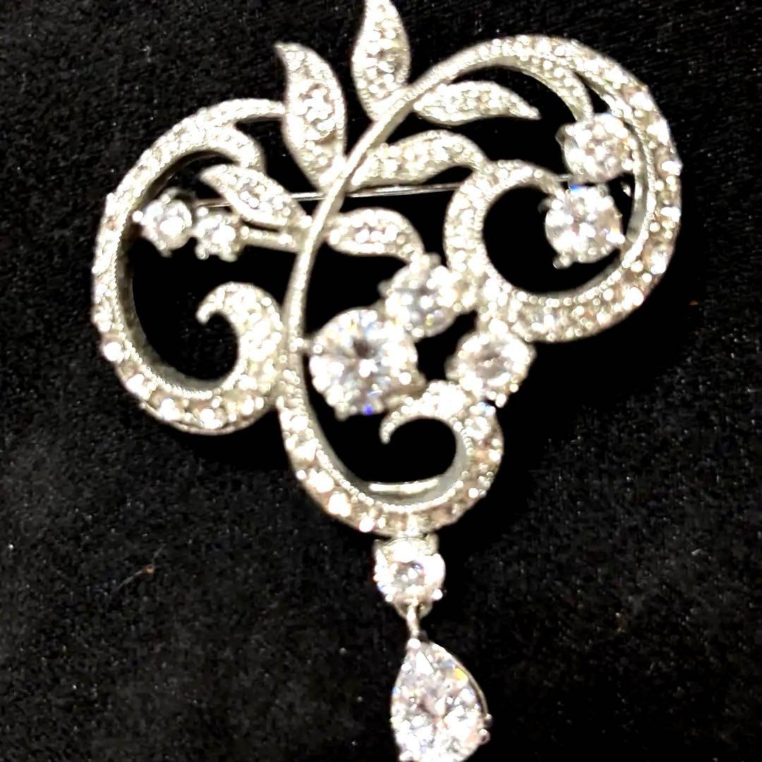 入学式に♪ FOXEY エレガントで美しい 葉に零れたしずく輝くブローチ