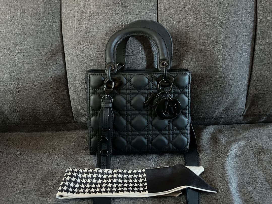 ブラック キルティング ハンドバッグ スカーフ付き