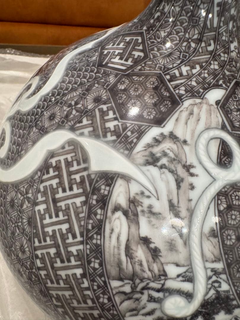 中尾龍純　作⭐︎染付黒マロン地文宝彫⭐︎染龍窯　花瓶　有田焼