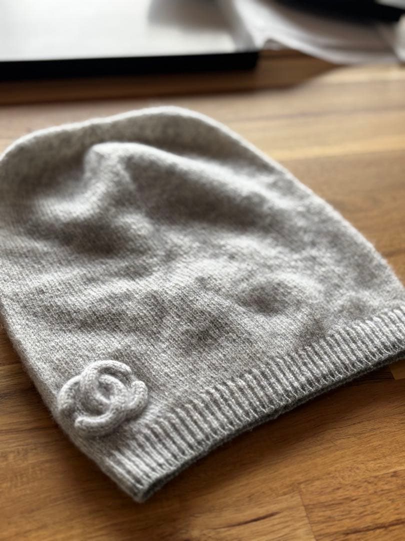 ょっぴ 様CHANEL シャネル ニット帽ビーニー　 ラメ入り グレー お箱付き
