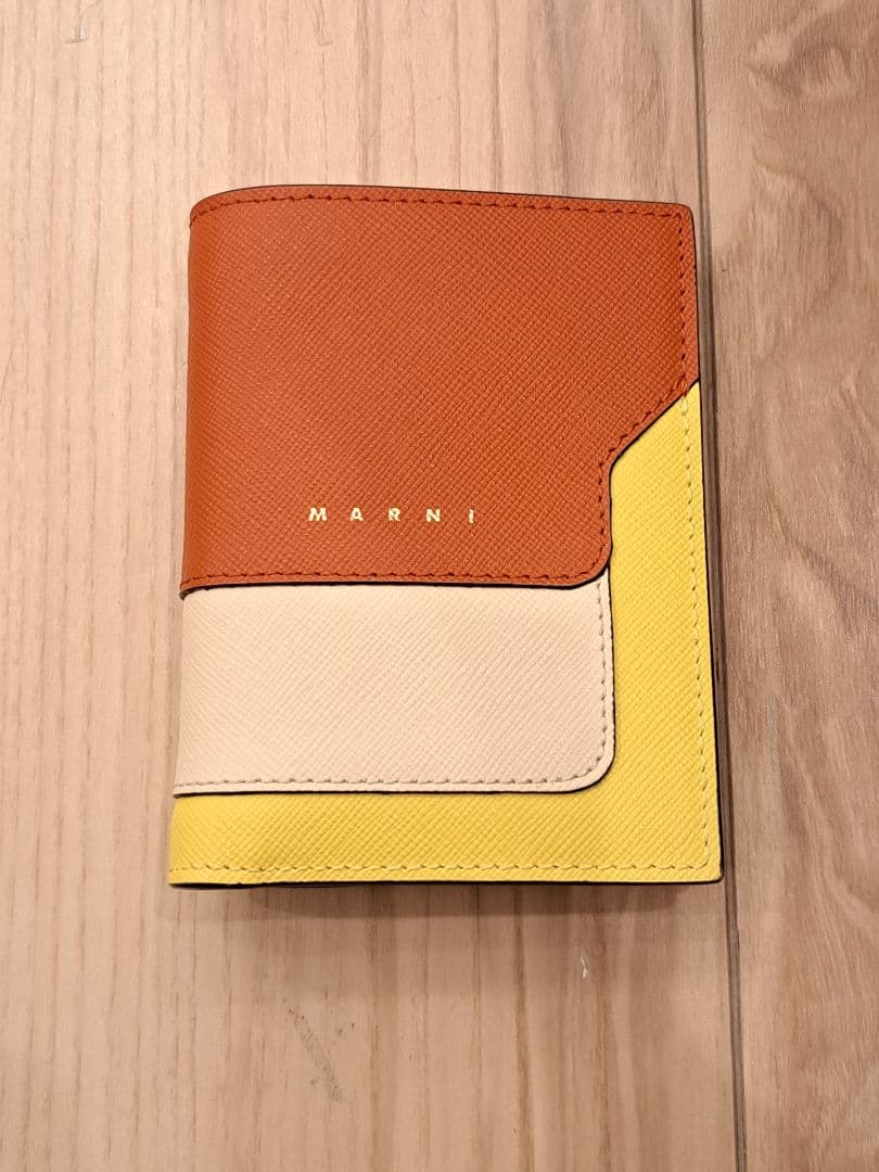 MARNI マルニ 二つ折り財布　ショッパー・箱・布袋つき