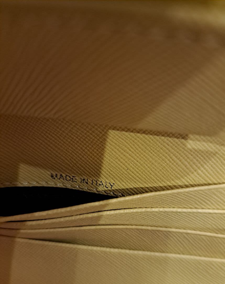 MARNI マルニ 二つ折り財布　ショッパー・箱・布袋つき