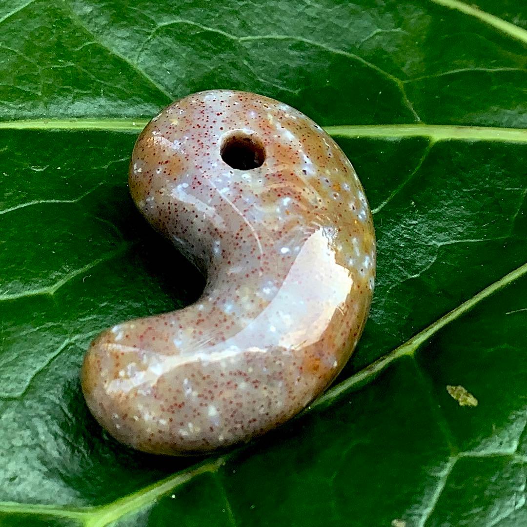 ✳摩訶不思議な色彩　花仙山出雲型勾玉　ピカピカ極上研磨　⭕️鑑定鑑別書付の本物です