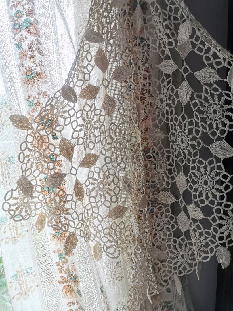 アンティークイタリア購入 変わりクロシェレース編み 揺れる葉のアイボリークロス