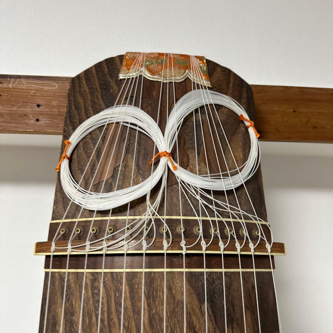 大型木製琴 13弦 金色装飾付き