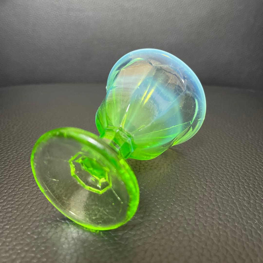 骨董　時代ガラス　希少若草色　乳白暈し　菊割底　アイスクリームカップ　著書掲載品