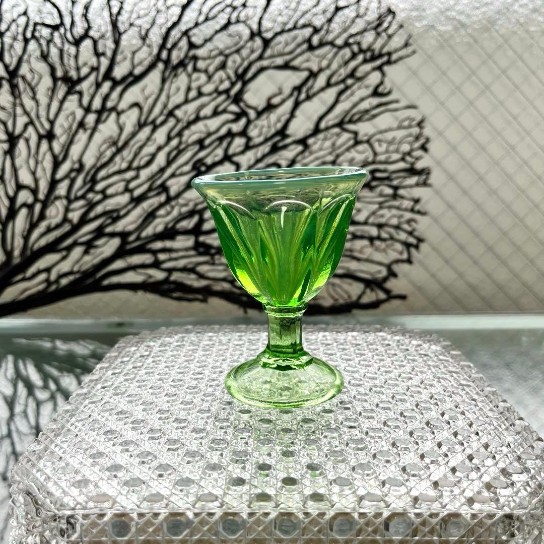 骨董　時代ガラス　希少若草色　乳白暈し　菊割底　アイスクリームカップ　著書掲載品