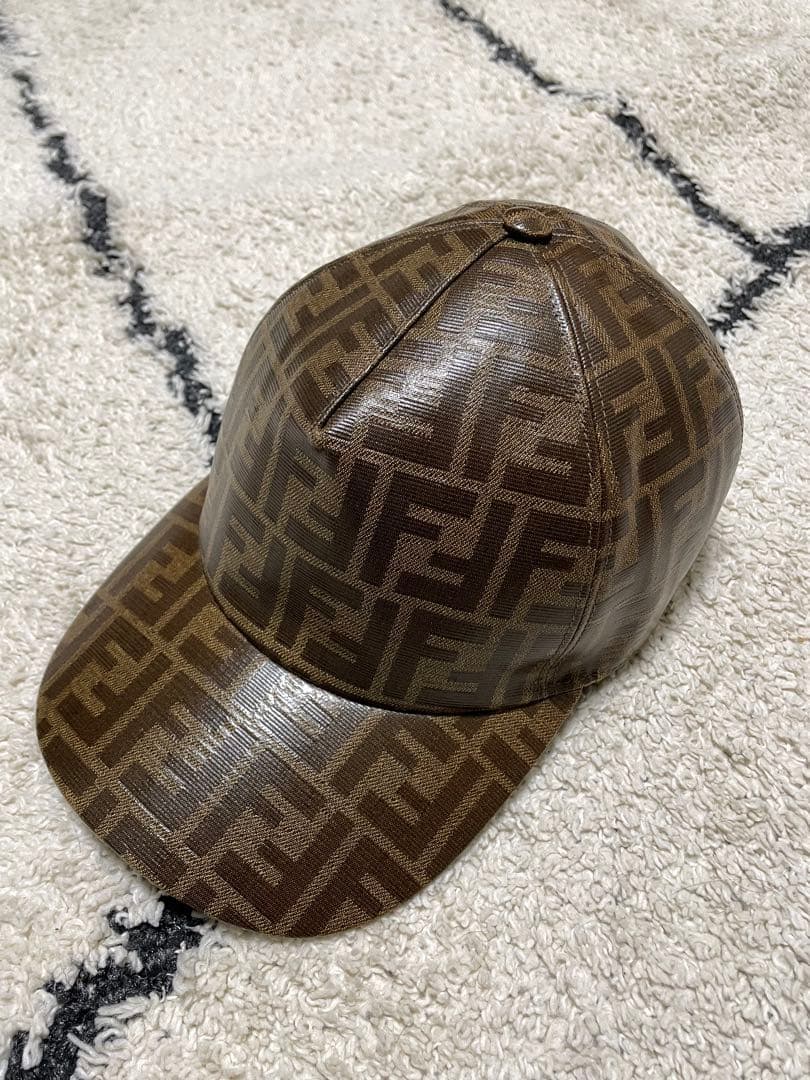 FENDI ブラウンキャップ レザー