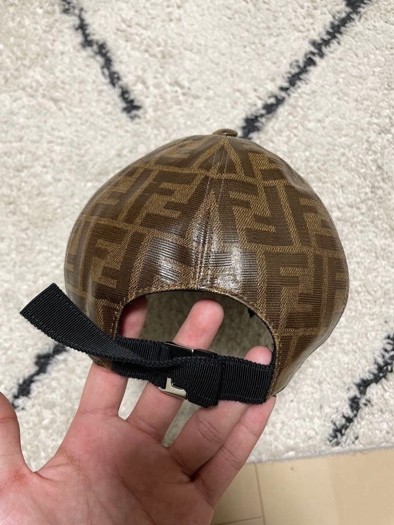FENDI ブラウンキャップ レザー