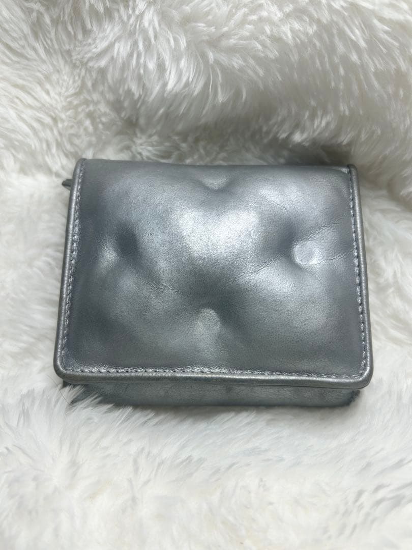 メゾンマルジェラ 三つ折り財布 シルバー グラムスラム カレンダーロゴ