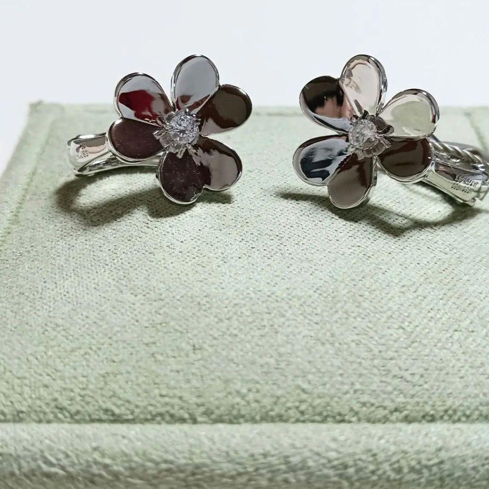 訳あり　ハイクオリティ　三つ葉ピアス　フラワーピアス　ホワイトゴールドカラー