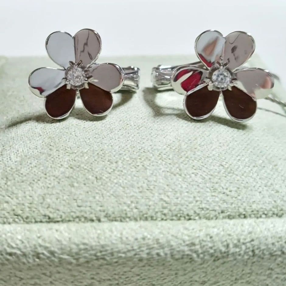 訳あり　ハイクオリティ　三つ葉ピアス　フラワーピアス　ホワイトゴールドカラー