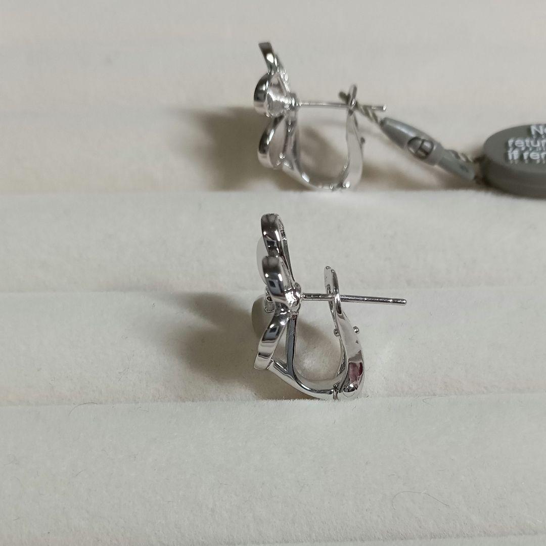 訳あり　ハイクオリティ　三つ葉ピアス　フラワーピアス　ホワイトゴールドカラー