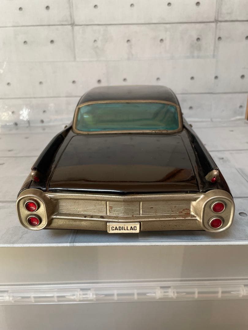 ヨネザワ　1960年代ブリキ大型キャデラック赤・黒2台460mm