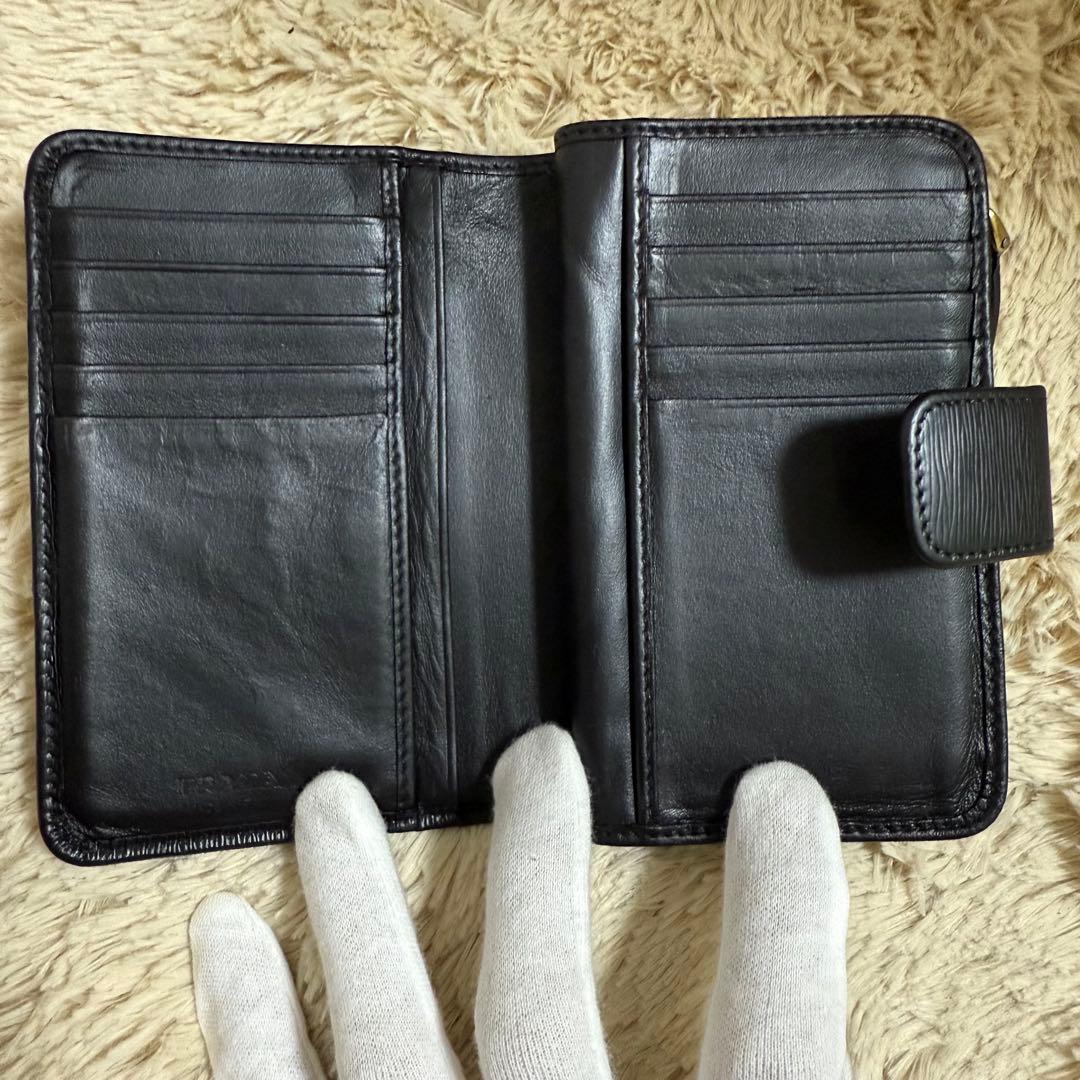 ✨美品✨プラダ　折りたたみ財布　レザー　金具　黒