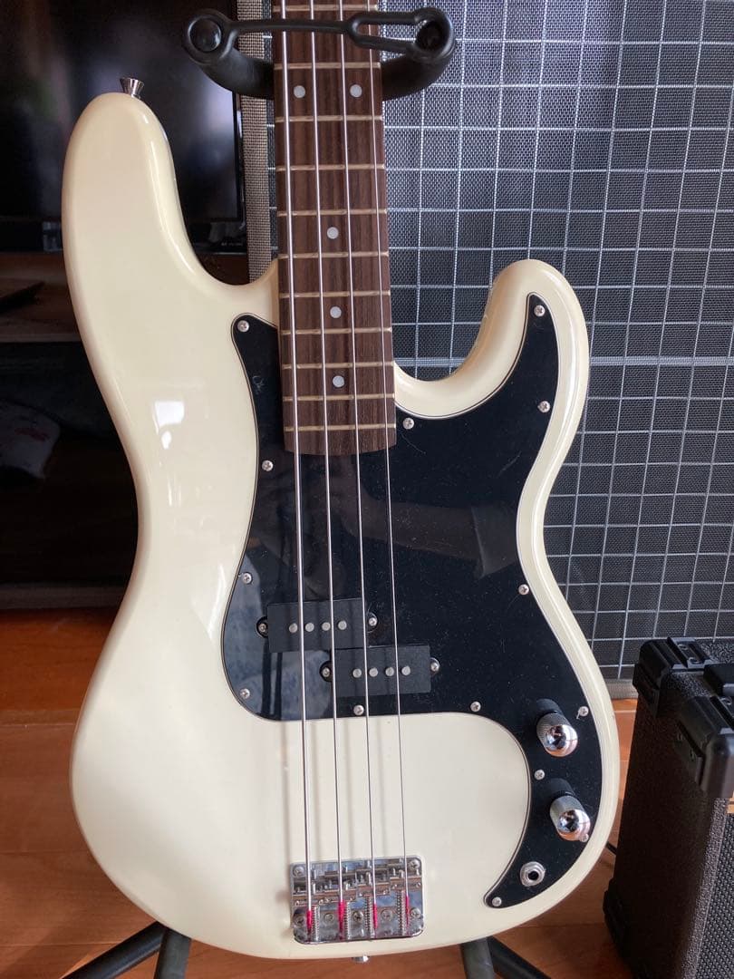 SELDER エレキベース ホワイト ギターケース・アンプ付き