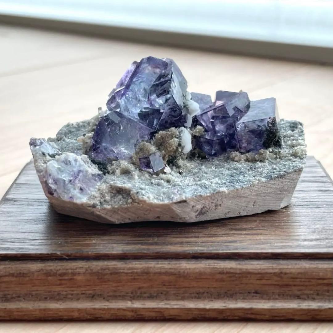 中国 ヤオガンシャン鉱山産 フローライト(母岩付き) 鉱物標本