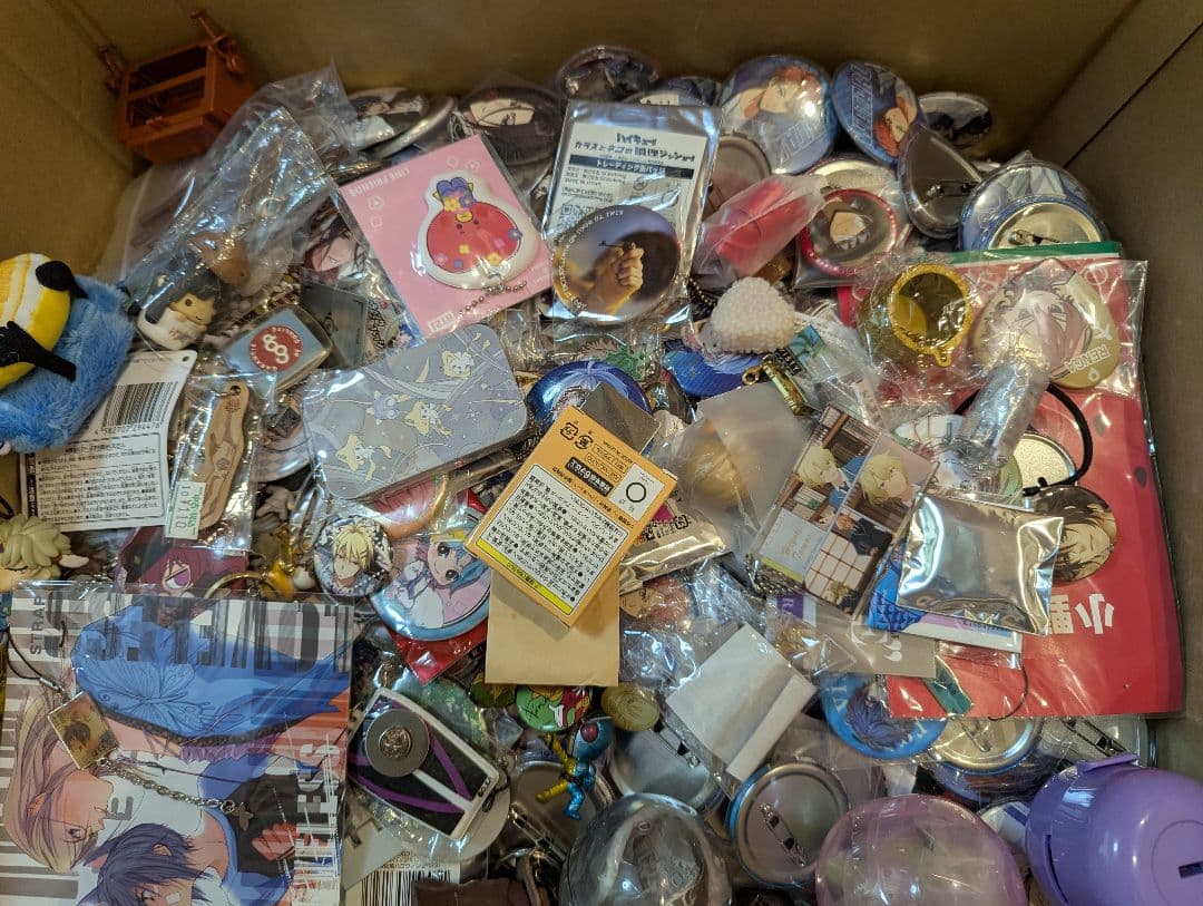 １２０サイズ　１３００点以上　ノンジャンル　大量　缶バッジ　アクスタ　まとめ売り