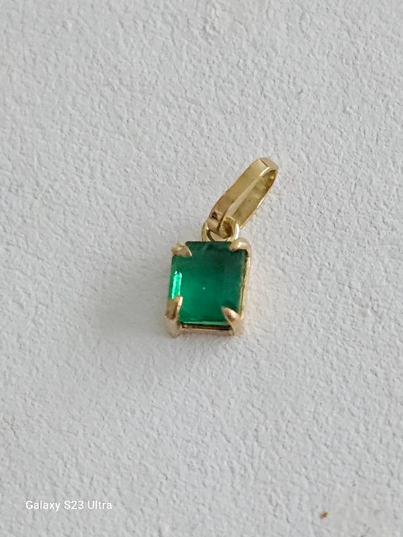 K１８コロンビア産エメラルド　ペンダント５x４mm