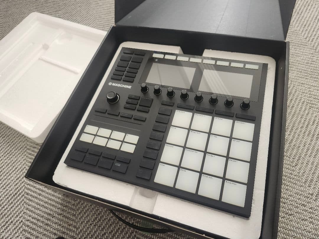 MASCHINE MK3 (専用スタンド付・説明書無し)