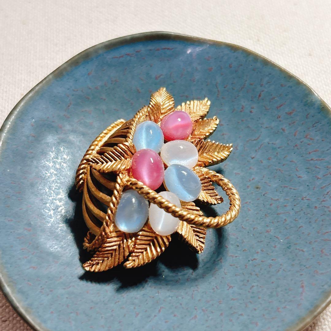 トリファリ 可愛らしい色合い カボジョン イースター エッグ ブローチ 春