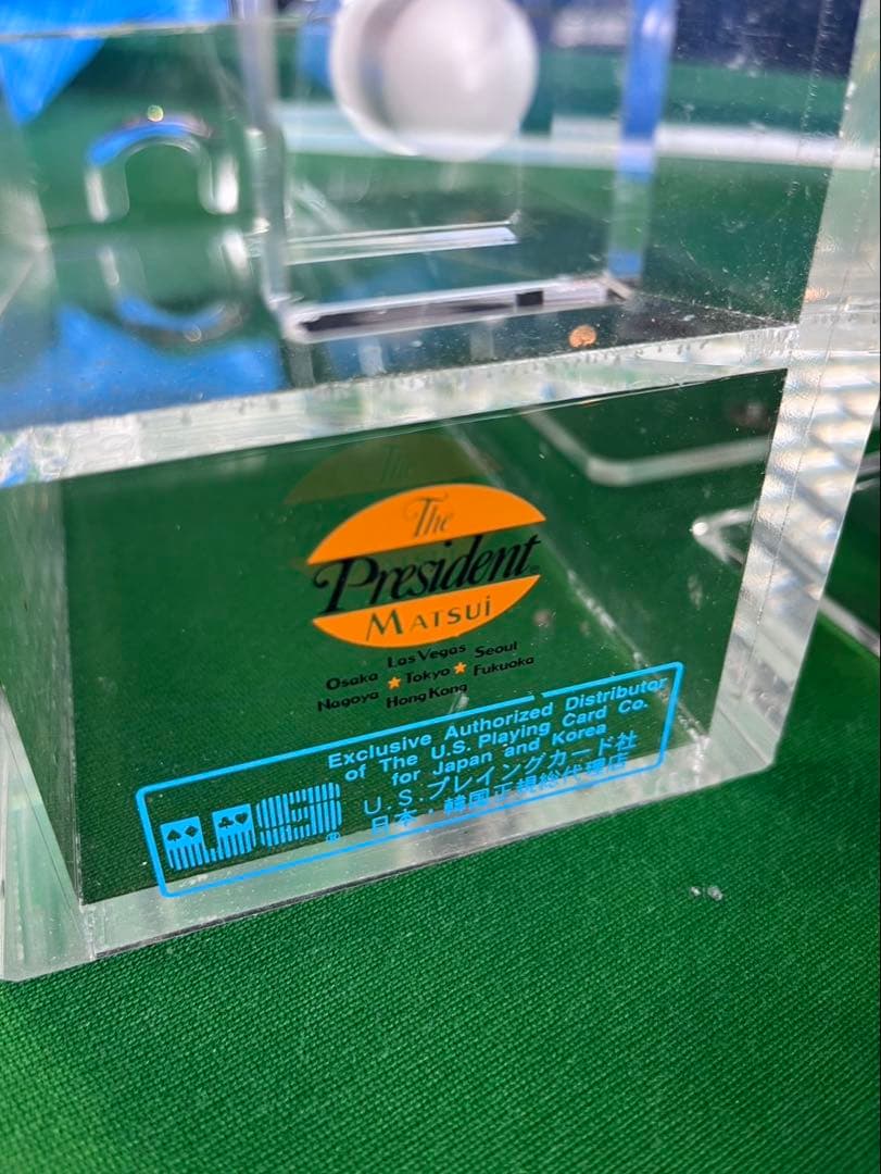 自動カードシャフラー 透明アクリル製 Mのロゴ付き