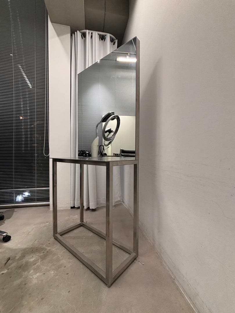 美容室　椅子イス　セット面　黒いレザーサロンチェアとミラー付きテーブルセット