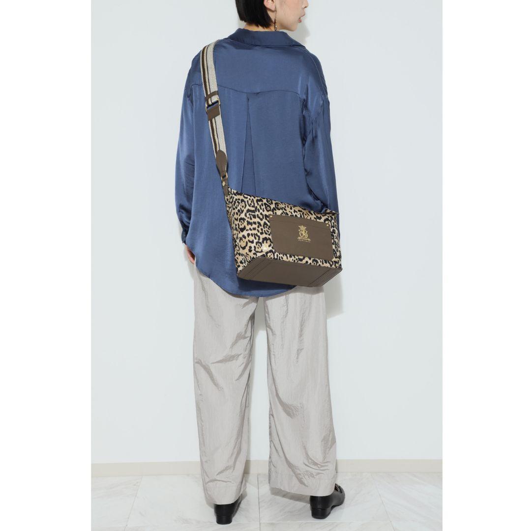 美品ADMJ★ デイビス イタリアンナイロン クロスボディバッグ