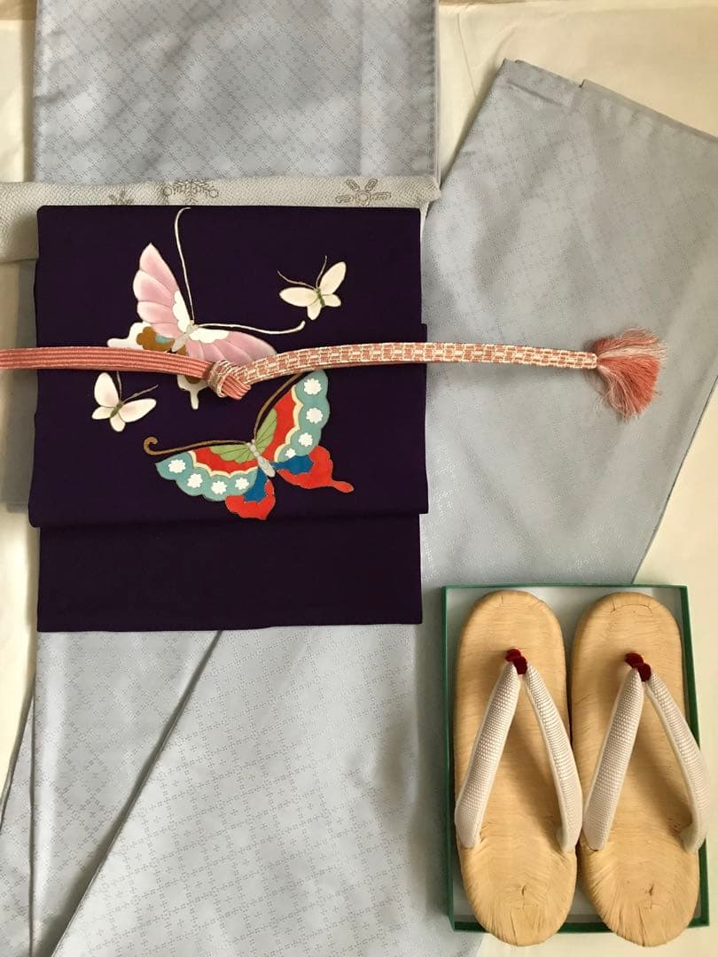 上質な塩瀬　蝶々の名古屋帯　正絹　濃い紫の地　手描き