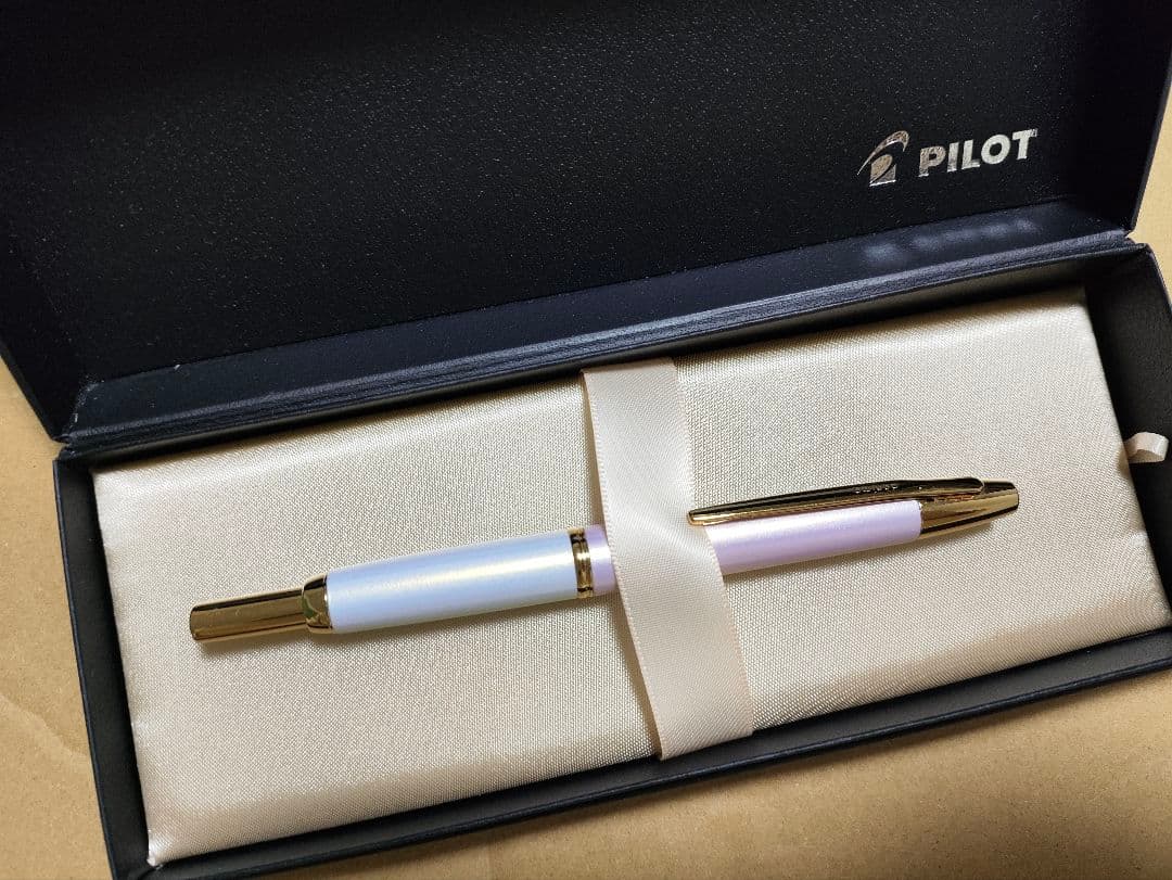 八文字屋 70周年限定 紅花と本 キャップレス 万年筆