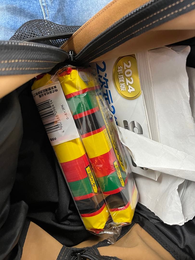 泥で汚れた白いズボン