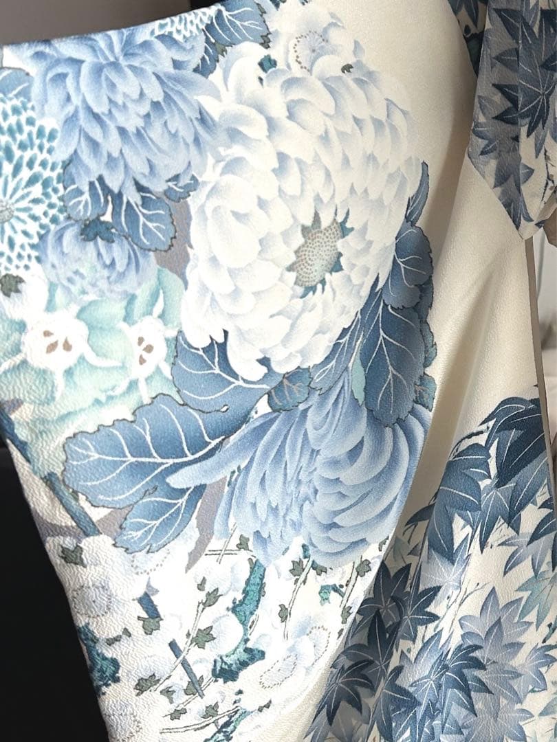 青色と白色の花柄振袖
