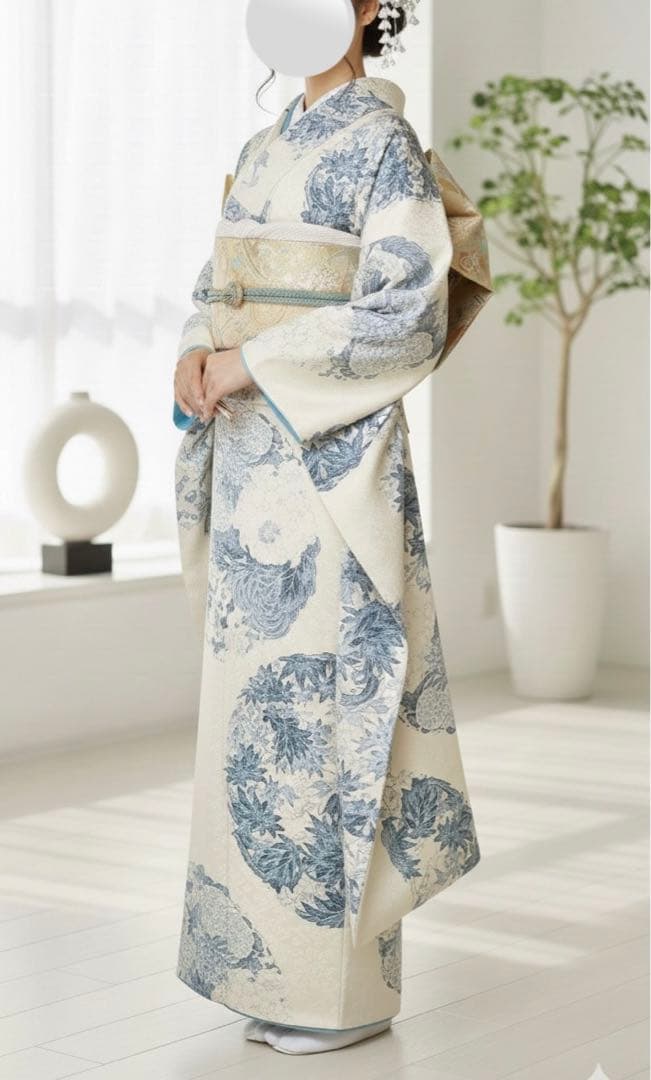 青色と白色の花柄振袖