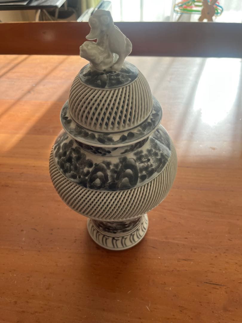 青白磁 蓋付き壺 獅子彫刻