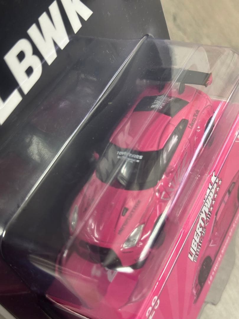 ミニカー MINI GT LBWK Nissan GT-R Candy Pink 1:64