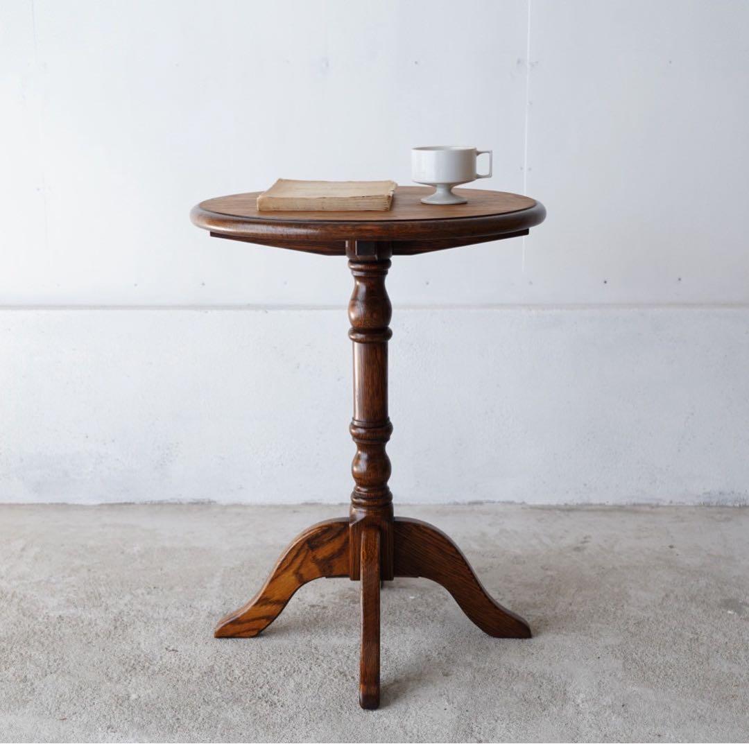 ろくろ飾りのテーブル