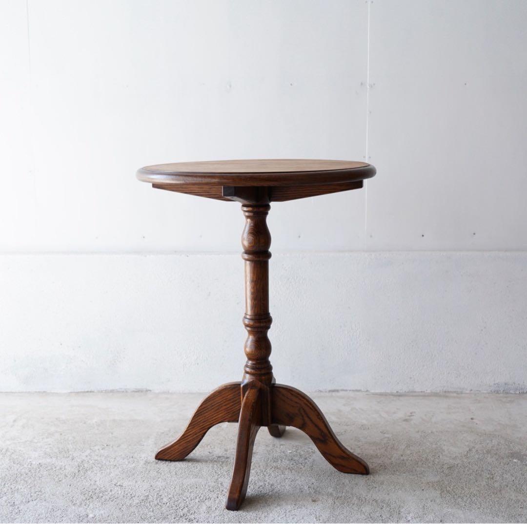 ろくろ飾りのテーブル