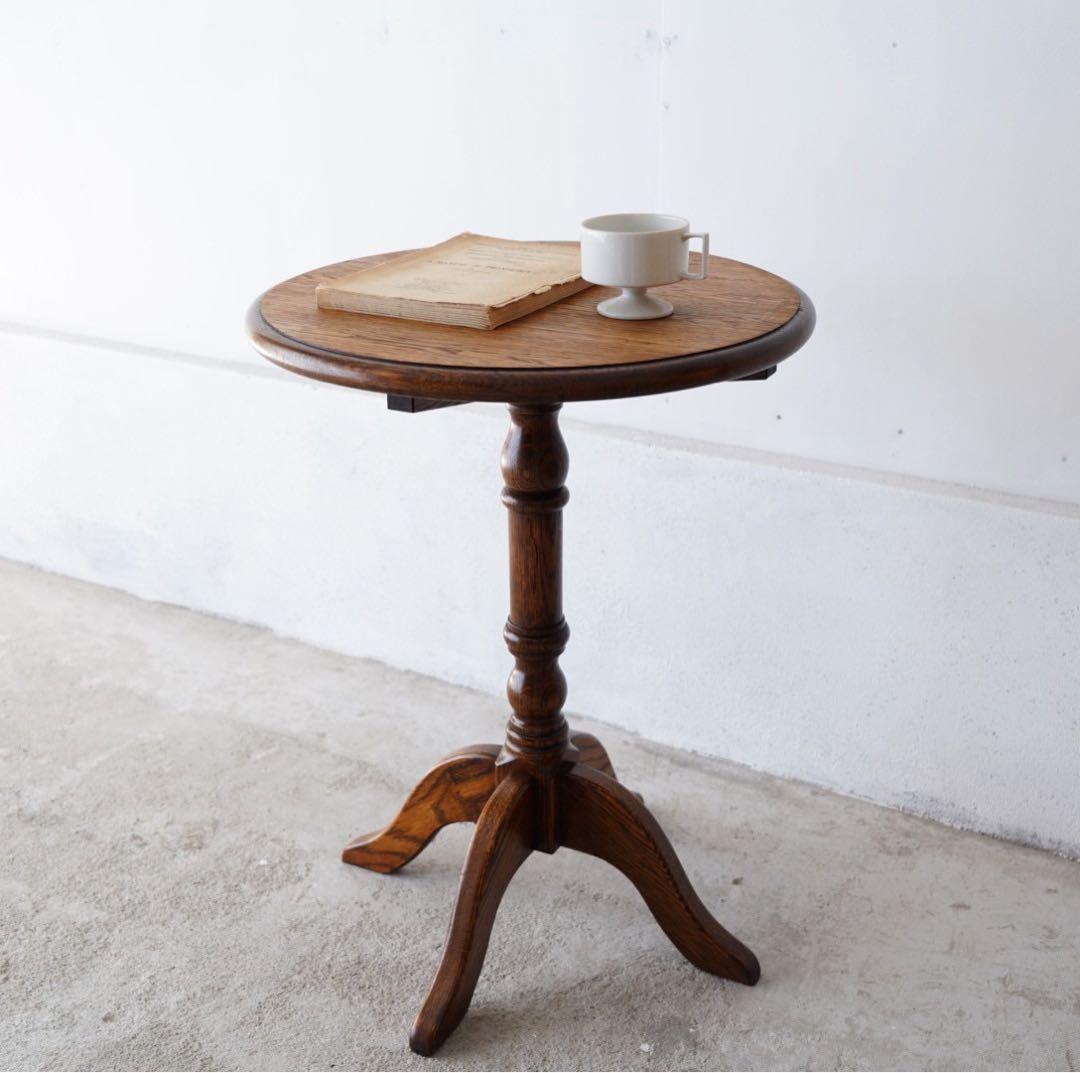 ろくろ飾りのテーブル