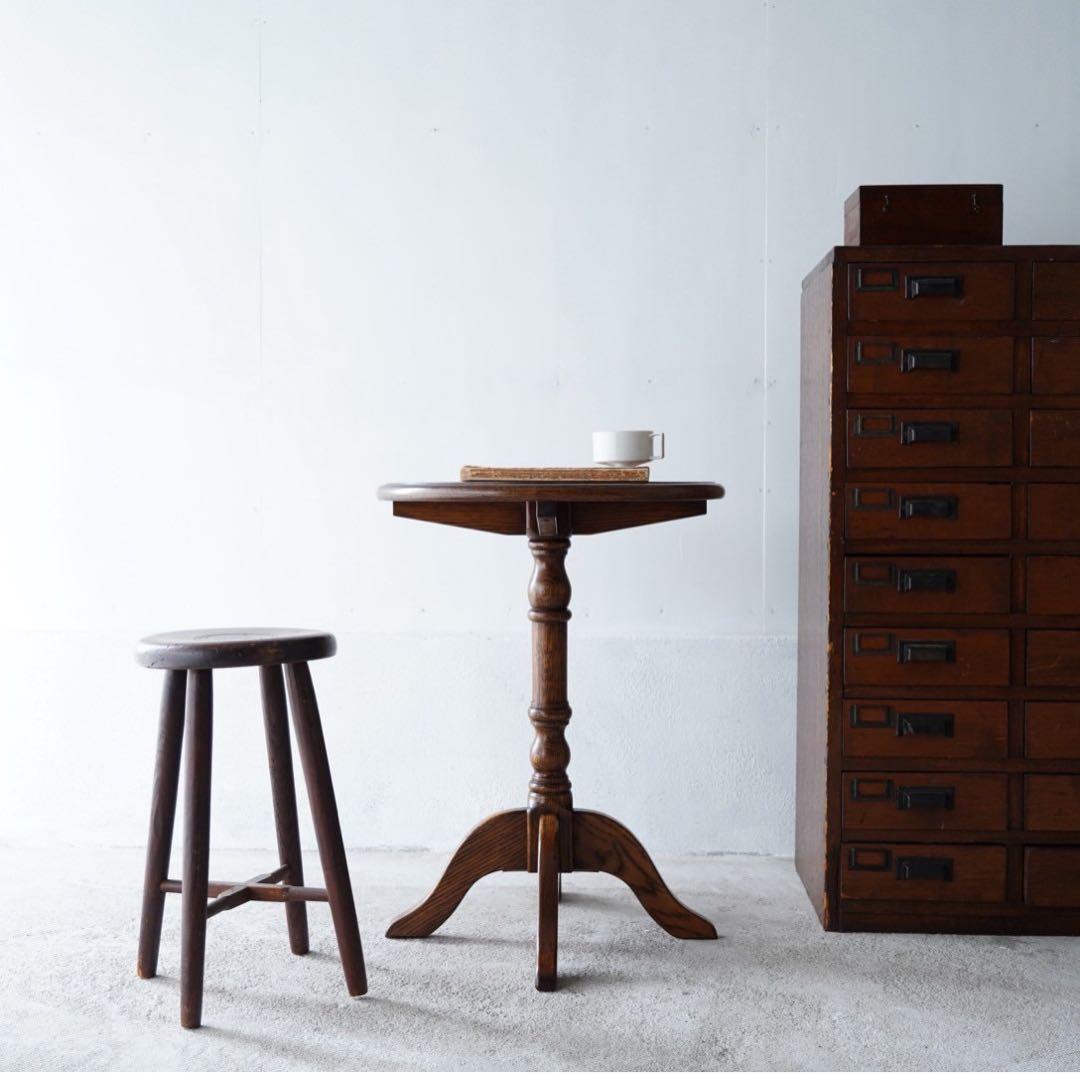 ろくろ飾りのテーブル