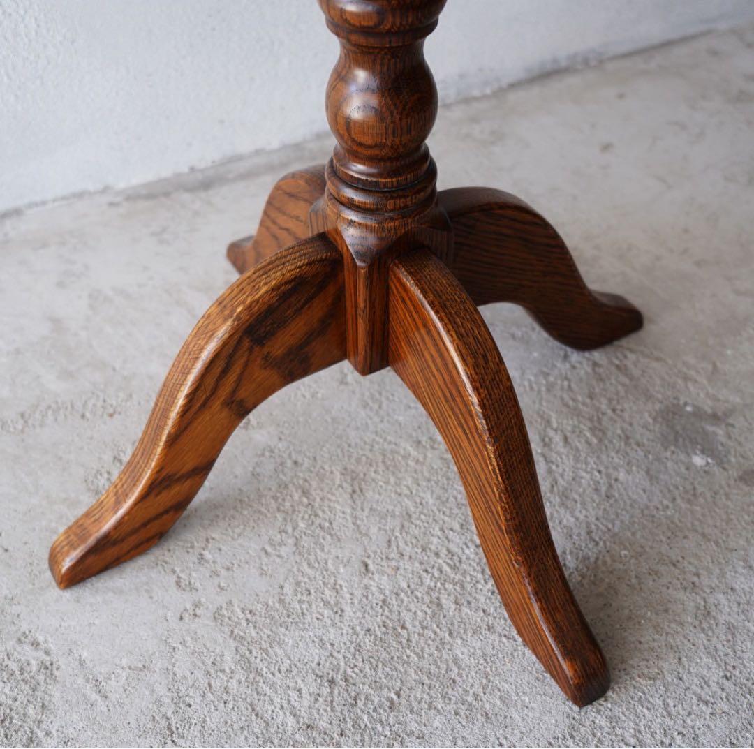 ろくろ飾りのテーブル